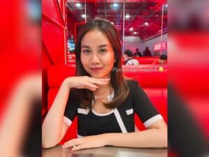 Berita artis: Mayang dipuji netizen karena berpakain lebih tertutup dan sederhana, dibandingkan dengan Fuji.