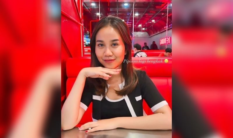 Berita artis: Mayang dipuji netizen karena berpakain lebih tertutup dan sederhana, dibandingkan dengan Fuji.