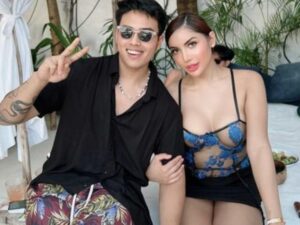 Berita artis: Millen Cyrus unggah foto seksi bersama tiga orang teman prianya, netizen ungkap tidak bisa lagi berkata-kata.