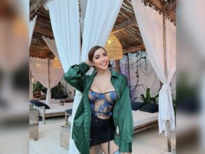 Berita artis: Unggah sebuah foto dengan pakaian super terbuka, netiizen minta maaf pada Millen Cyrus karena memperbesar gambar.