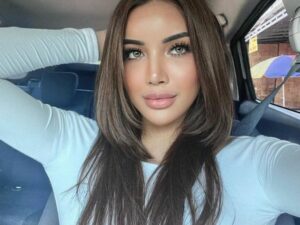 Berita artis: Millen Cyrus unggah sebuah swafoto dalam mobil, netizen merasa jika ia sudah cocok disebut bule California.