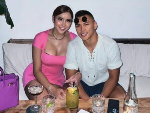 Berita artis: Millen Cyrus kembali unggah sebuah foto mesra bersama seorang pria, netizen mengira jika ia akan menetap di Bali karena sang kekasih.