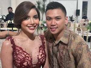 Berita artis: Millen Cyrus hadiri sebuah acara kondangan gandeng kekasih tampannya, buat netizen berharap ia kembali ke kodratnya.