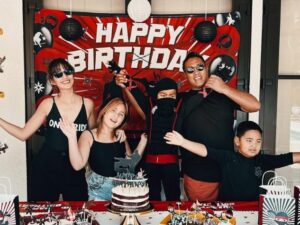 Berita artis: Nia Ramadhani rayakan ulang tahun putra keduanya Magika dengan tema Ninja, netizen merasa Magika terlihat begitu kurus.