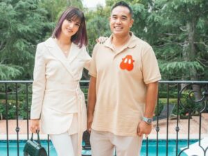Berita artis: Unggah foto baru saat lebaran bersama keluarga besar, penampilan Nia Ramadhani disebut mirip Lisa Blackpink.