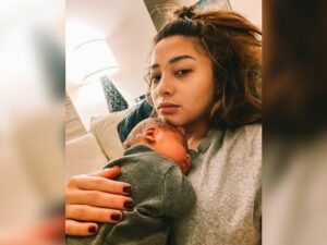 Berita artis: Unggah sebuah foto saat menggendong anaknya, Nikita Willy banjir pujian dari netizen sebagai orang kaya yang tidak pernah pamer.