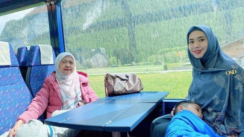 Berita artis: Netizen ikut merasa senang melihat kebahagiaan Oki Setiana Dewi yang takjub saat menghabiskan liburan bareng keluarga ke Swiss.