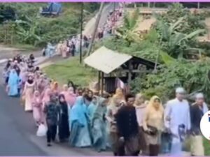 Berita terbaru: Sebuah video viral yang memperlihatkan segerombolan orang yang diduga berjumlah 3000 orang untuk pergi ke rumah pengantin wanita.