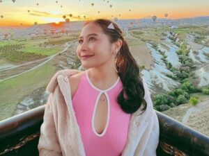 Berita artis: Prilly Latuconsina unggah sebuah foto ketika dirinya liburan dengan mengunjungi Cappadocia buat netizen merasa iri.