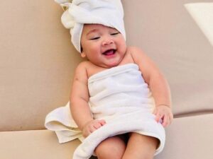Berita artis: Unggah foto hanya pakai handuk, tingkah lucu Rayyanza mampu buat netizen merasa gemas melihatnya.