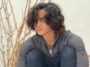 Berita artis: Pamer rambut gondrong, Rizki DA bukannya pamer pujian malah diminta warganet untuk potong rambut Karena dinilai tidak terurus.