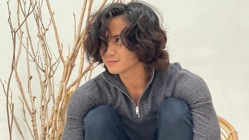 Berita artis: Pamer rambut gondrong, Rizki DA bukannya pamer pujian malah diminta warganet untuk potong rambut Karena dinilai tidak terurus.