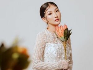 Berita artis: Unggah sebuah foto saat menjalani pemotretan, netizen dibuat salah fokus pada mulusnya wajah Sarwendah.