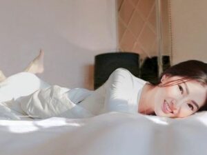 Berita artis: Berpose di kasur sambil rebahan, penampilan Sarwendah disebut netizen mirip salah satu artis Korea yaitu Han Soo He.