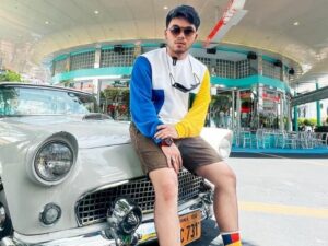 Berita artis: Selalu siap siaga jadi babysitter Ameena, Thariq Halilintar pakai baju berwarna warni disebut netizen mirip anak TK.