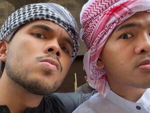 Berita artis: Lewat unggahan sebuah foto, Thariq Halilintar ungkap kerinduannya pada Putra Siregar yang kini berada dalam jeruji besi.