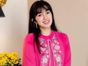 Berita artis: Unggah sebuah foto bersama keempat anak perempuannya, penampilan Ussy Sulistiawaty dinilai malah mirip kakak bagi anaknya.