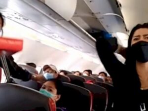 Berita terbaru: Seorang emak-emak adu mulut dengan seorang anak muda di dalam pesawat, emak-emak tersebut mengatakan bahwa wanita muda tidak beretitude.