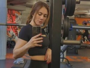 Berita artis: Bagikan sebuah foto baru saat menjalani olahraga rutin fitness penampilan Wulan Guritno malah disebut mirip Wanda Maximoff.