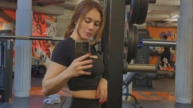 Berita artis: Bagikan sebuah foto baru saat menjalani olahraga rutin fitness penampilan Wulan Guritno malah disebut mirip Wanda Maximoff.