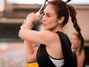 Berita artis: Unjuk kebolehan saat sedang bermain tenis, penampilan Wulan Guritno dinilai perfect sekaligus seksi oleh netizen.
