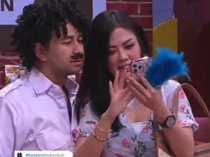 Berita artis: Aksi Raffi Ahmad yang kepo dengan isi DM di ponsel Nita Gunawan hebohkan publik yang menilai bahwa gerak gerik Raffi tidak bisa bohong.