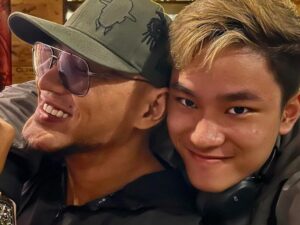 Perubahan ekspresi dari Deddy Corbuzier saat melihat sang putra berjoget dan mendapat ciuman singkat jadi sorotan netizen.