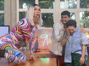 Berita artis: Komedian Aming kembali hebohkan warganet dengan unggahan terbaru di akun Instagram pribadinya yeng mengenakan baju unik.