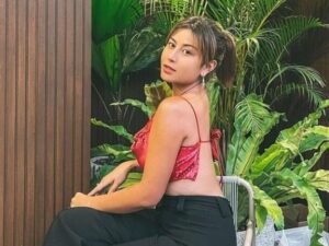 Berita artis: akun IG Karin Novilda atau Awkarin mendadak tidak dapat diakses setelah ia mengomentari nasi padang babi.