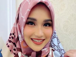 Berita artis: Ayu Ting Ting dikabarkan sedang berada di tanah suci untuk melakukan ibadah umrah, ia pun brodo'a agar segera mendapatkan jodoh.