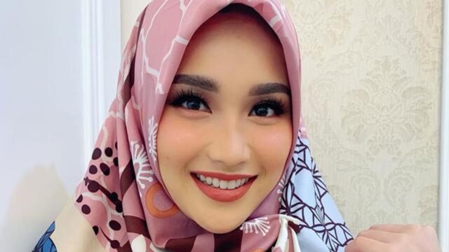Berita artis: Ayu Ting Ting dikabarkan sedang berada di tanah suci untuk melakukan ibadah umrah, ia pun brodo