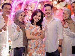Ayu Ting Ting hebohkan publik di hari ulang tahunnya yang menaggandeng Jordi Onsu dan mendapatkan kado spesial dari Jordi serta beri suapan pertama.