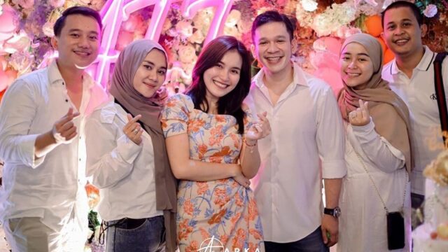 Ayu Ting Ting hebohkan publik di hari ulang tahunnya yang menaggandeng Jordi Onsu dan mendapatkan kado spesial dari Jordi serta beri suapan pertama.