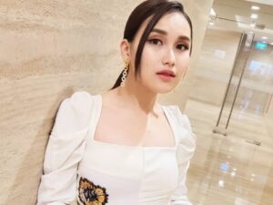 Ayu Ting Ting belum lama ini hebohkan publik dengan unggahan di laman instagram pribadinya yang mengenakan dress putih dengan rambut terikat.