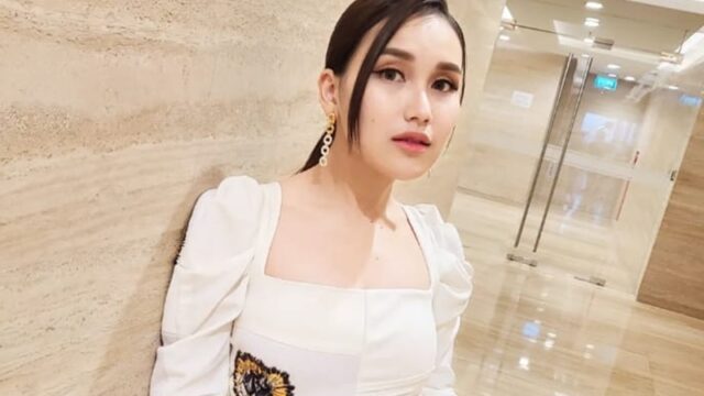 Ayu Ting Ting belum lama ini hebohkan publik dengan unggahan di laman instagram pribadinya yang mengenakan dress putih dengan rambut terikat.