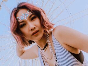Berita artis: Bunga Citra Lestari yang terlihat salah tingkah ketika duet bersama Ariel Noah jadi fokus utama banyak netizen.