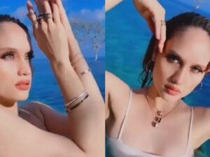 Cinta Laura terlihat semakin mempesona dalam keadaan basah-basah yang langsung mencuri perhatian warganet, Kamis (23/6/2022)