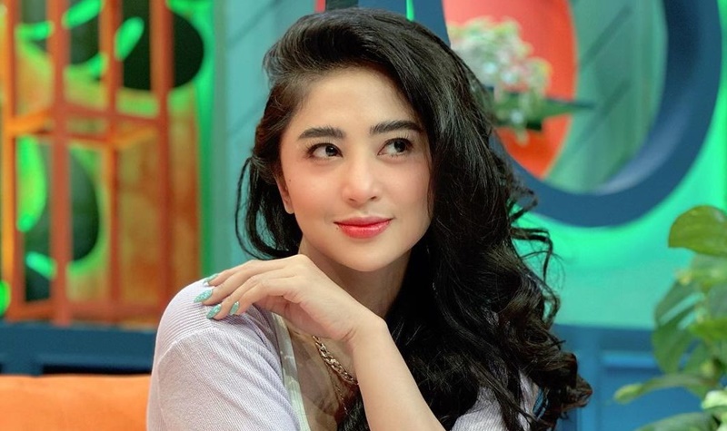 Dewi Perssik Dilamar Pilot, Netizen: Semoga yang Terakhir