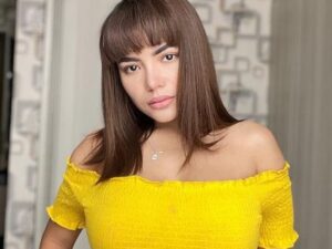 Dinar Candy baru kali ini merasa insecure dari ketiga wanita lainnya hanya karena kurang tinggi saat berfoto bersama.