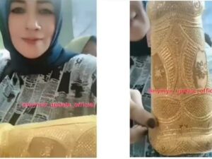 Berita terkini: Seorang emak-emak hebohkan warganet lantaran aksinya memamerkan gelang emas raksasa yang disebut mirip tangan Thanos.