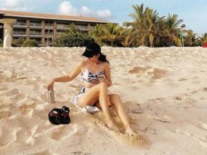Berita artis: Presenter Enzy Storia mulai berani tampil dengan pakaian terbuka. Enzy membagikan potret seksinya pakai bikini di pantai.