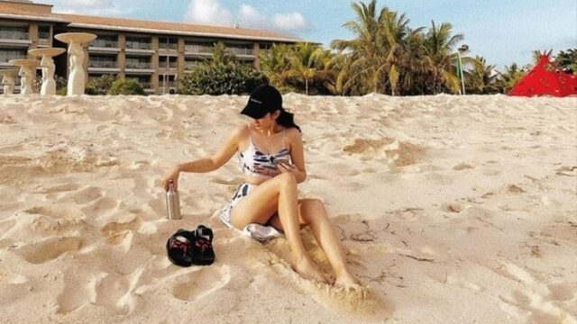 Berita artis: Presenter Enzy Storia mulai berani tampil dengan pakaian terbuka. Enzy membagikan potret seksinya pakai bikini di pantai.