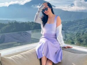 Febby Rastanty mengunggah beberapa potret dirinya yang terlihat cantik memesona dengan berlatarkan pemandangan gunung yang indah.