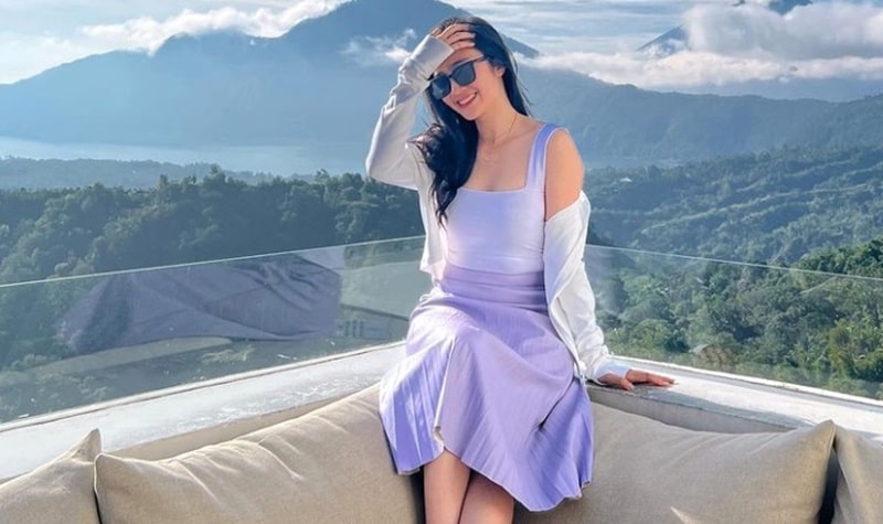 Febby Rastanty mengunggah beberapa potret dirinya yang terlihat cantik memesona dengan berlatarkan pemandangan gunung yang indah.