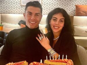 Berita artis: Kekasih Cristiano Ronaldo, Georgina Rodriguez, mengungkapkan latar belakangnya yang terlahir dari keluarga sederhana.