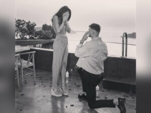 Pemain Arsenal, Ben White, melamar pacarnya Milly Adams. Pemain bek tengah Meriam London itu mengunggah foto saat melamar Milly.