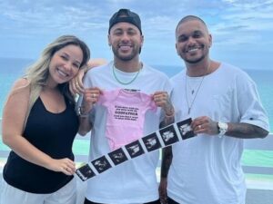 Pemain Paris Saint Germain (PSG), Neymar Jr, menikmati liburan musim panas dengan memboyong pacarnya Bruna Biancardi dan adik perempuannya Rafaella ke Miami, Florida Amerika Serikat.