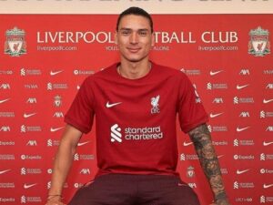 Liverpool berhasil mendapatkan Darwin Nunez dari Benfica. Untuk mendatangkan pemain 22 tahun asal Uruguay tersebut, The Reds merogoh kocek Rp 1,5 triliun.