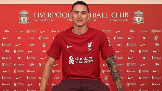 Liverpool berhasil mendapatkan Darwin Nunez dari Benfica. Untuk mendatangkan pemain 22 tahun asal Uruguay tersebut, The Reds merogoh kocek Rp 1,5 triliun.