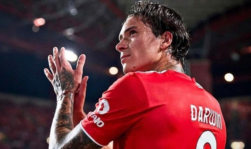 Liverpool berhasil mendapatkan pemain asal Uruguay Darwin Nunez dari Benfica seharga 100 juta euro atau setara dengan Rp 1,5 triliun.